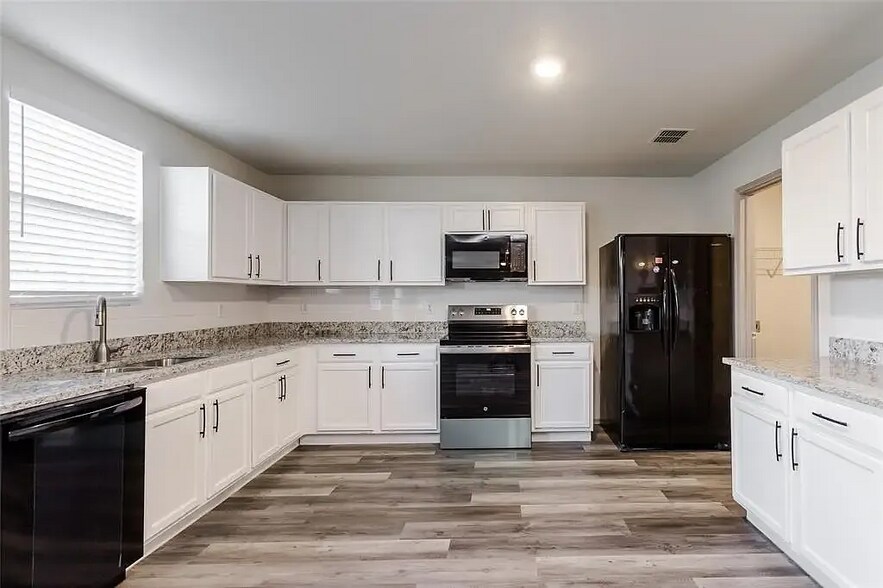 Building Photo - 818 Moss Glen Trl