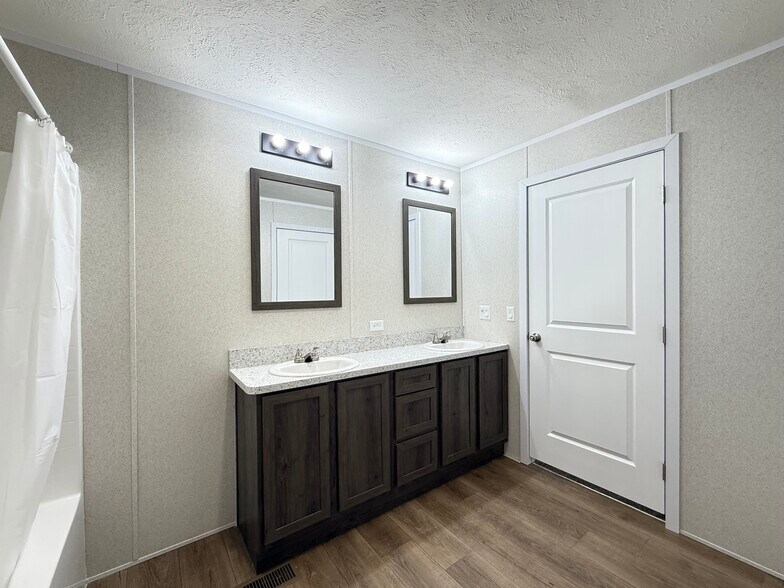 Building Photo - 29909 Flushing Dr