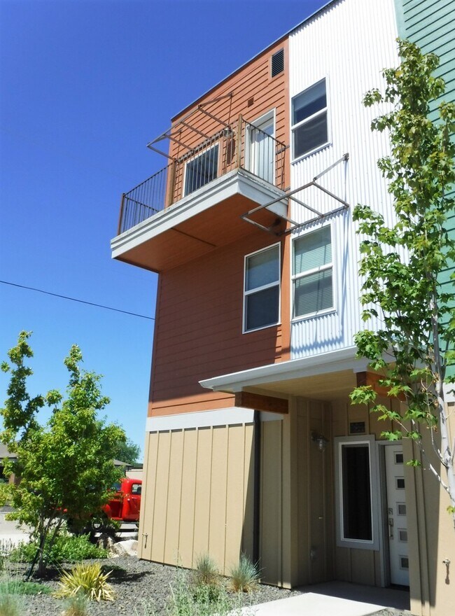Building Photo - Chic artist-style lofts home with 3 bed 2.5 bath near Boise Greenbelt.