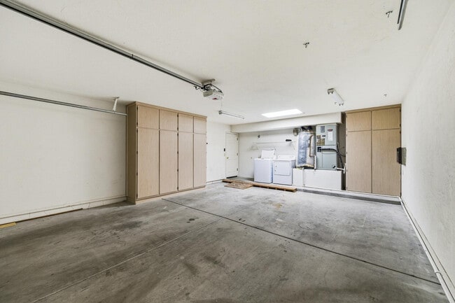 Building Photo - 17422 Flat Rock Dr