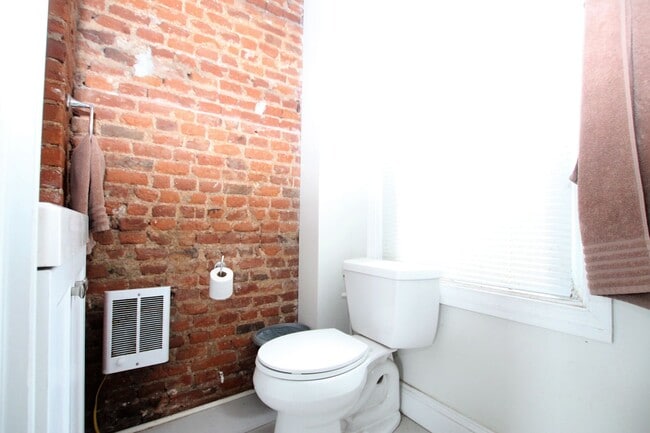 Building Photo - Fully renovated studio in Northern Liberties, blocks away from public transportation, stores, res...