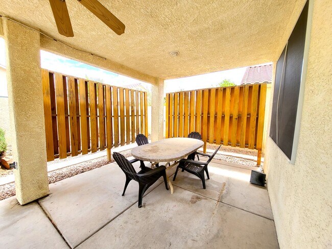 Building Photo - 4 Bedroom House, Private Pool,  Large Pets Welcome