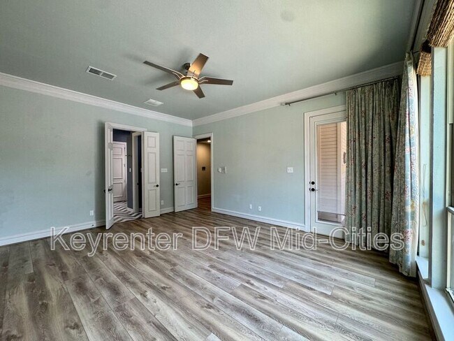 Building Photo - 2417 Creekside Cir S