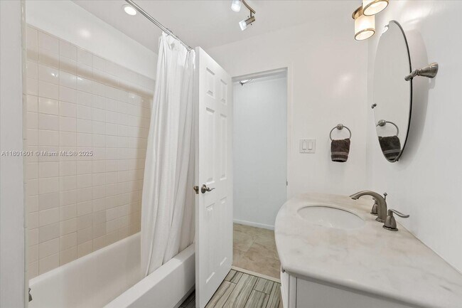Building Photo - 4925 Collins Ave