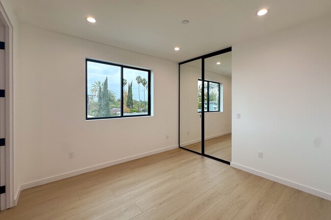 Building Photo - 13843 Burbank Blvd