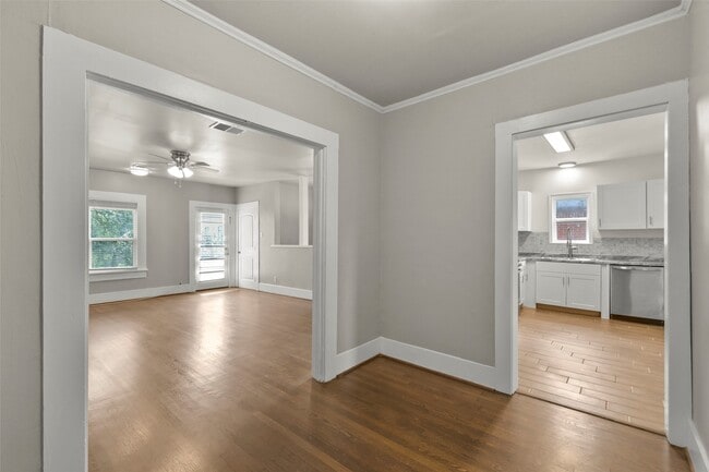Building Photo - 420 W Clay St