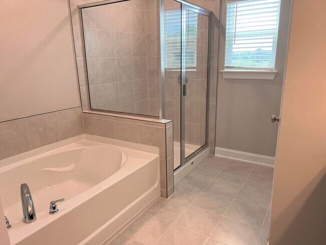 Building Photo - Available Now - Beautiful 4 Bedroom Home i...