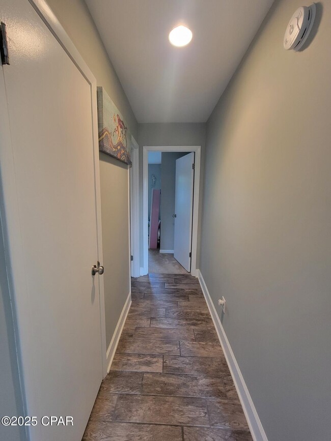 Building Photo - 633 Amberjack Dr