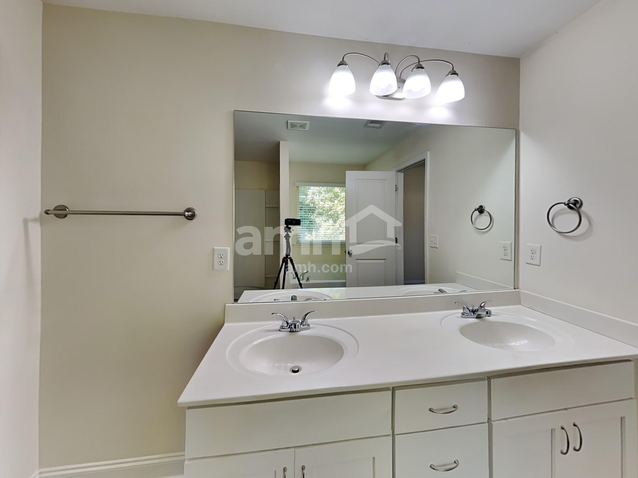 Building Photo - 2400 Freemont St