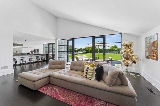 Building Photo - 811 Halsey Ln