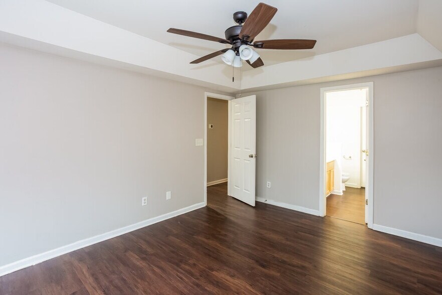 Building Photo - 7103 Fox Point Dr