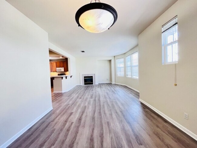 Building Photo - Beautiful 3BD/2.5BA Tri-Level Gallery Walk...