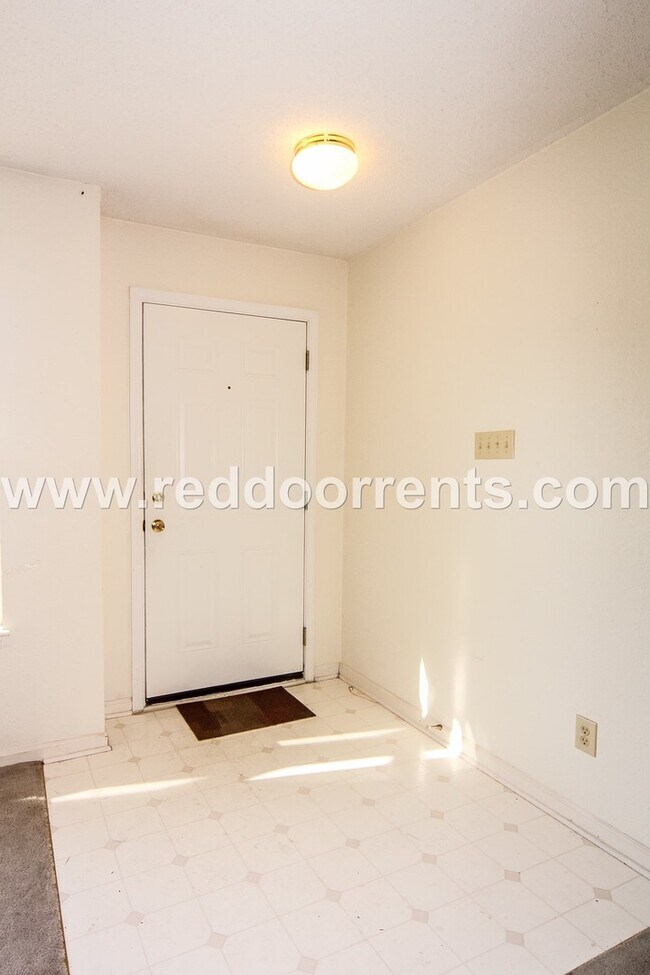 Building Photo - West side Indy, Cute 2 Bed, 2 Bath Home w/...
