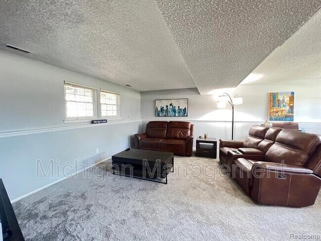 Building Photo - 645 Hidden Ridge Dr