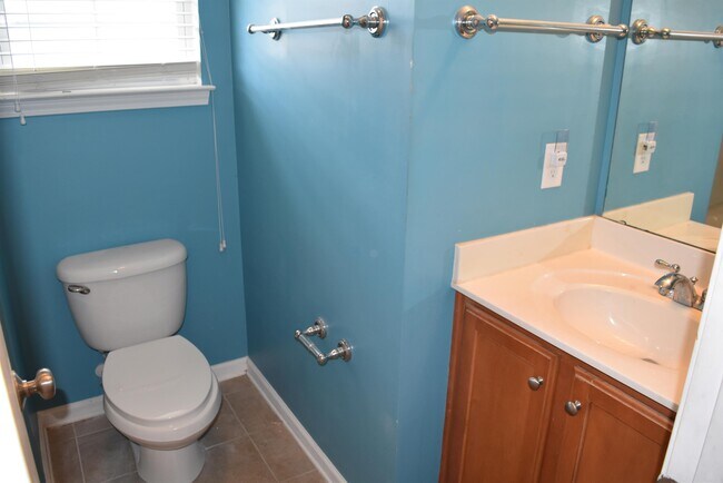 Building Photo - 2035 Golden Ridge Ln