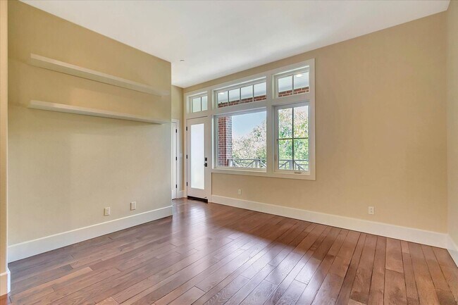Building Photo - Beautiful Tri-Level 4 bedroom, 3.5 Bathroom, 2,150 SqFt Home in Downtown Campbell!