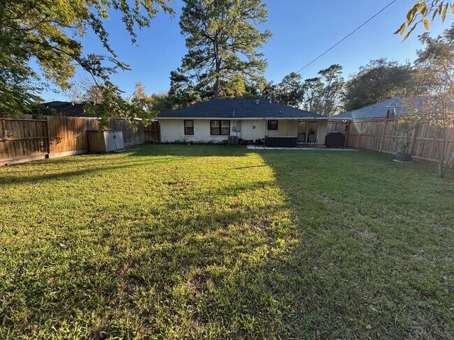 Building Photo - 2310 Hialeah Dr