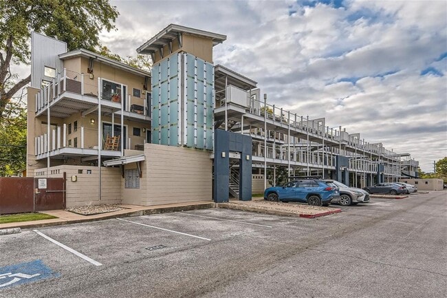 Building Photo - 41 Waller St