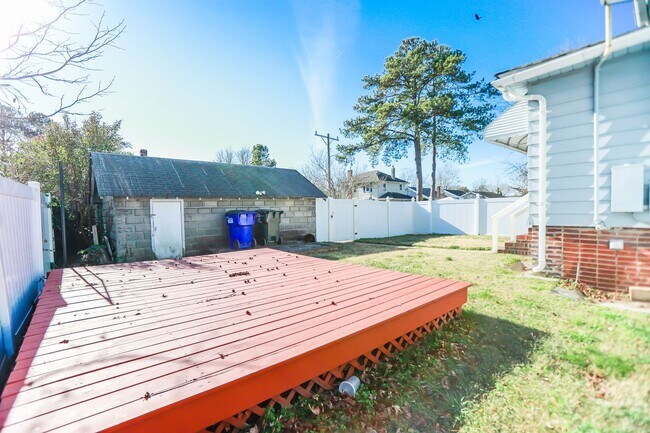 Building Photo - 3701 Amherst St