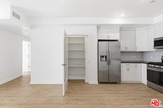 Building Photo - 11408 W Sarah St