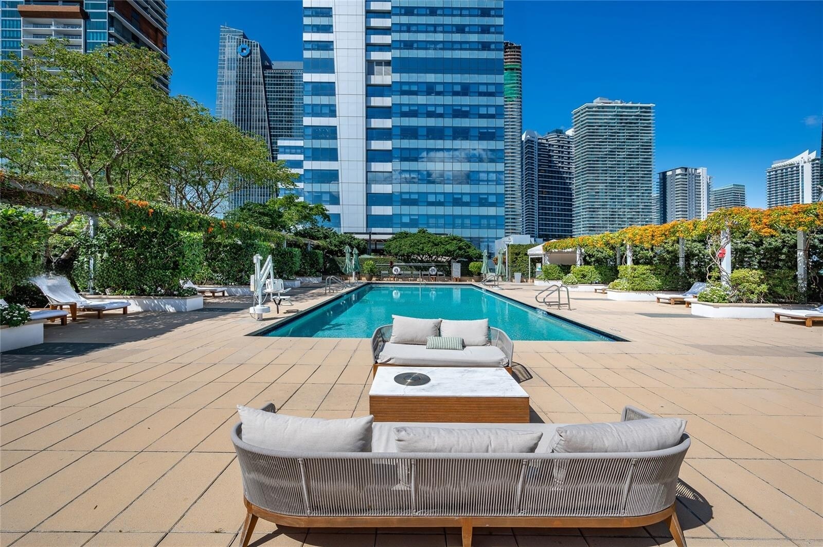 Building Photo - 1425 Brickell Ave
