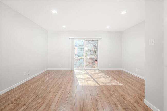 Building Photo - 3820 Southway Dr