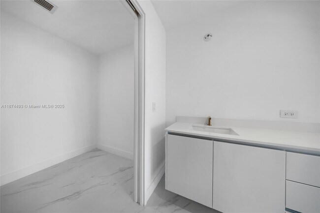 Building Photo - 700 NE 24th St