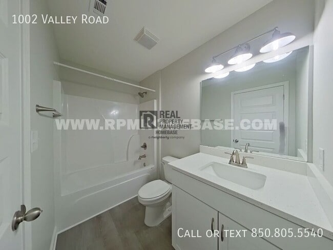 Building Photo - 1002 Valley Rd