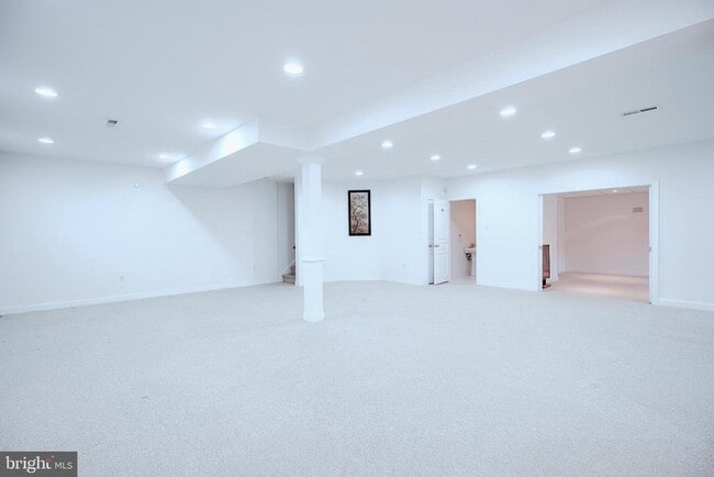 Building Photo - 15 Ridings Way