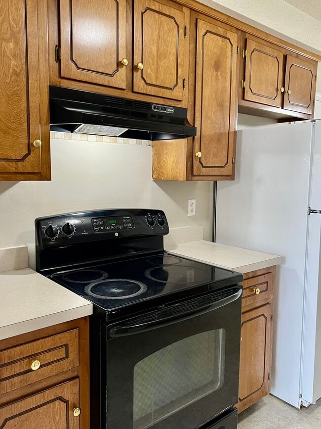 Building Photo - AVAILABLE NOW! 3 Bedroom Home Available of...
