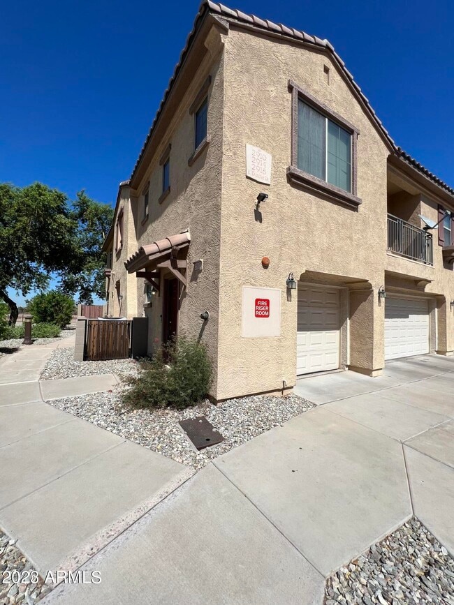 Building Photo - 2910 E Dunbar Dr