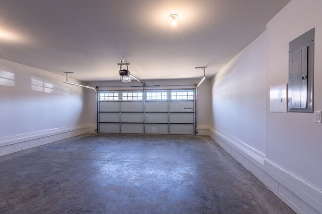 Building Photo - 290 Hutch Ct