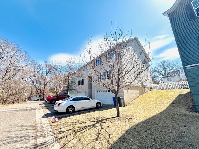 Building Photo - Updated 3bed 3bath End Unit Townhome w’Great Views