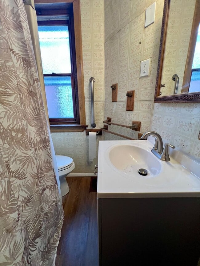 Building Photo - Stunning 3-Bedroom Townhome in Norristown! Available NOW!