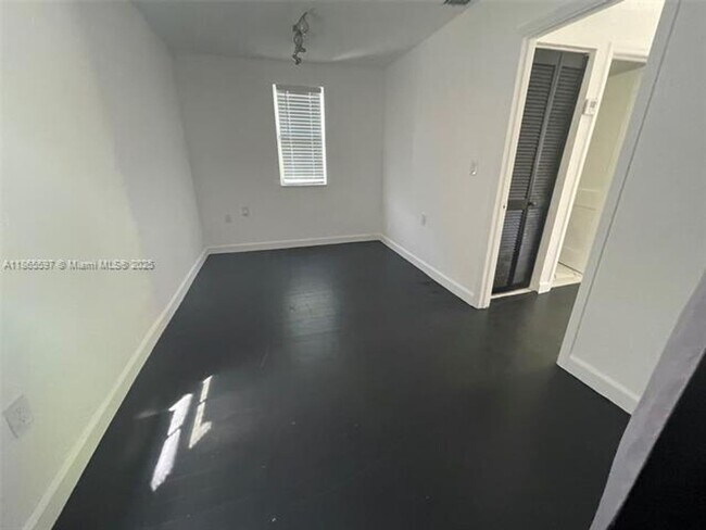 Building Photo - 200-210 NE 110th St unit 200-210 (A11865597)