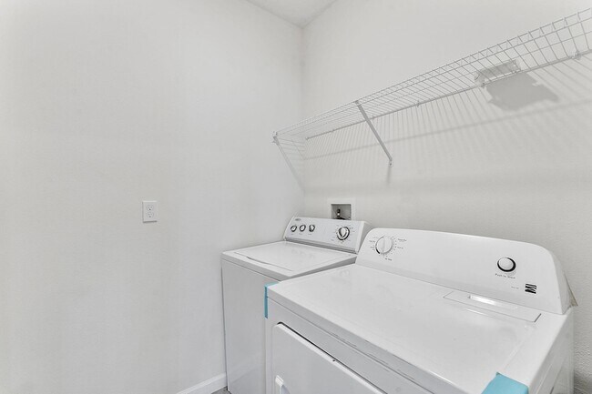 Building Photo - 357 SE Oakridge Dr