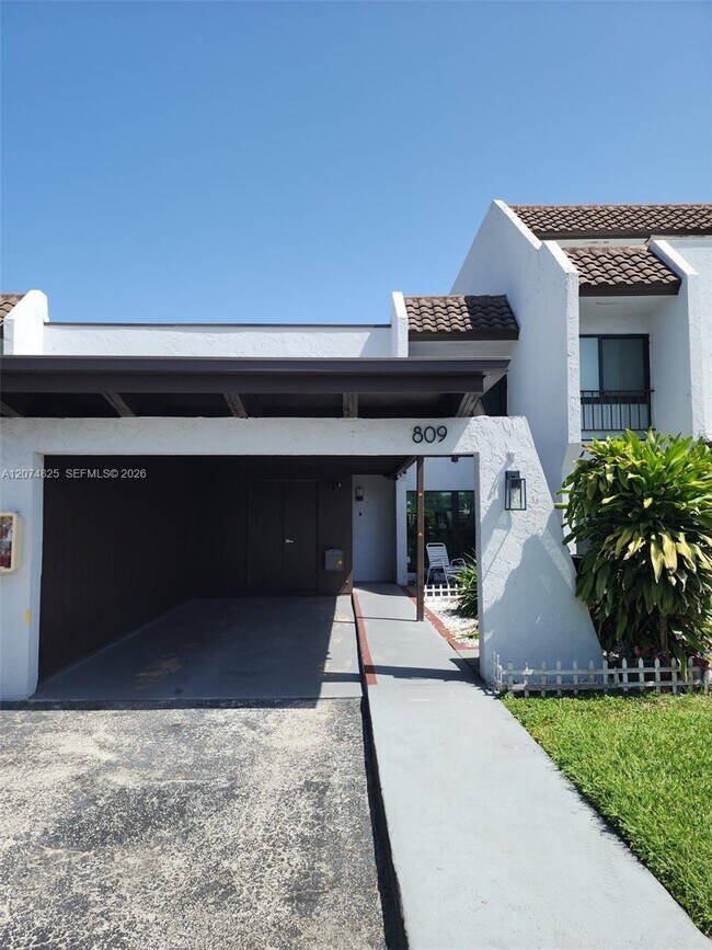 Building Photo - 6518 Kendale Lakes Dr