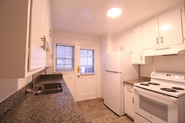 Building Photo - November FREE On This 2 Bedroom 1 Bath Dup...