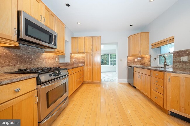 Building Photo - 212 Elm Terrace