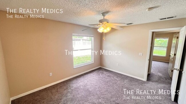 Building Photo - 1553 Ross Dr