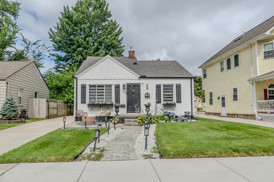 Primary Photo - 1328 McLean Ave