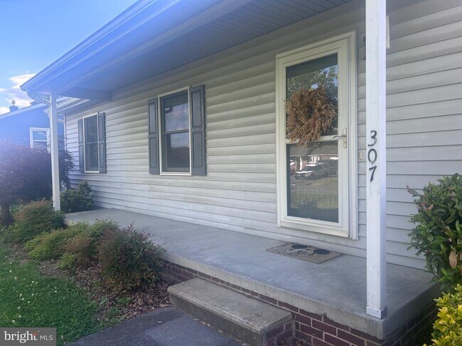 Building Photo - 307 Raven Rd