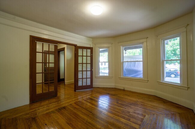 Building Photo - First Floor 3 Bedroom Apartment Close To C...