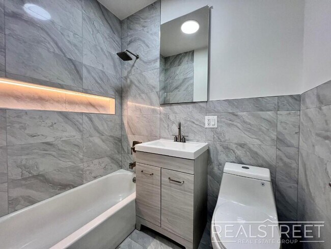 Building Photo - Brand New 4BD/2BA Penthouse with Skylight,...