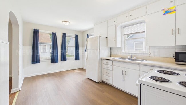 Building Photo - 413 E 6th St