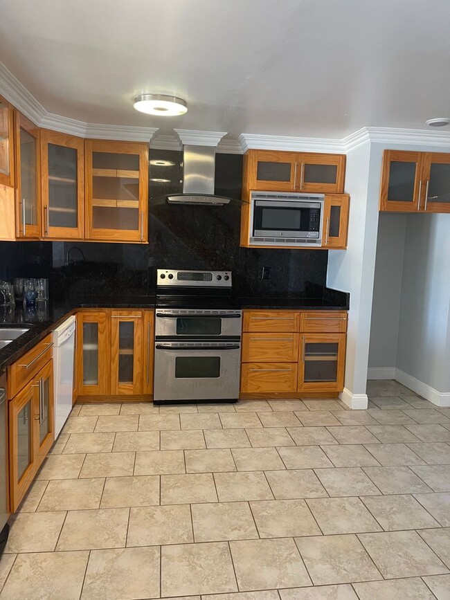 Building Photo - KEMPSVILLE LAKEFRONT TOWNHOUSE FOR RENT!