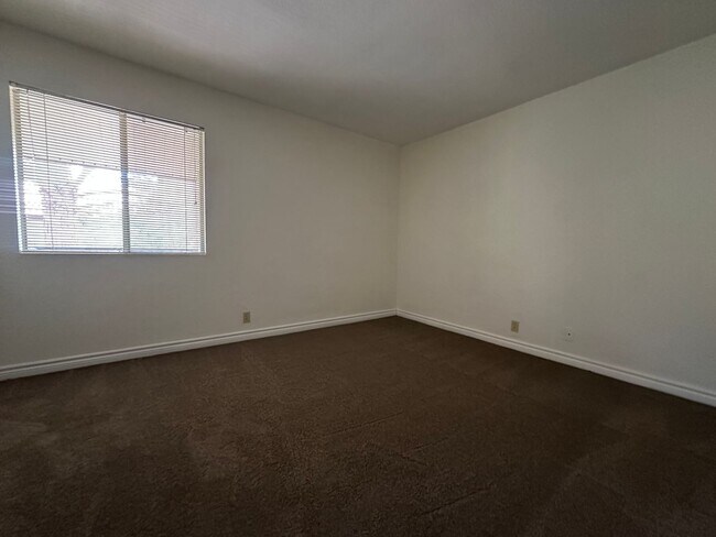 Building Photo - 2 Bedroom, 1 Bath Condo