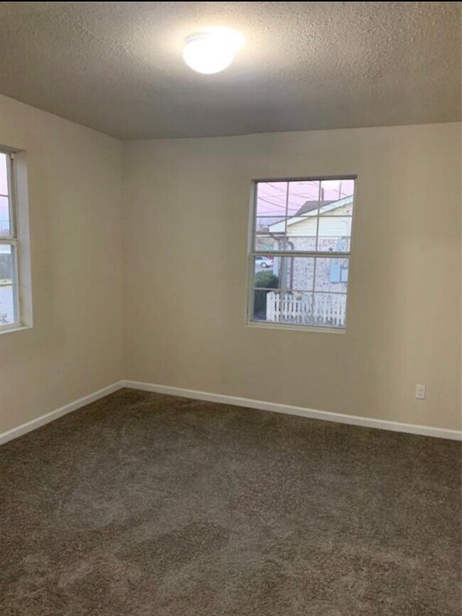 Building Photo - 324 Delaware St