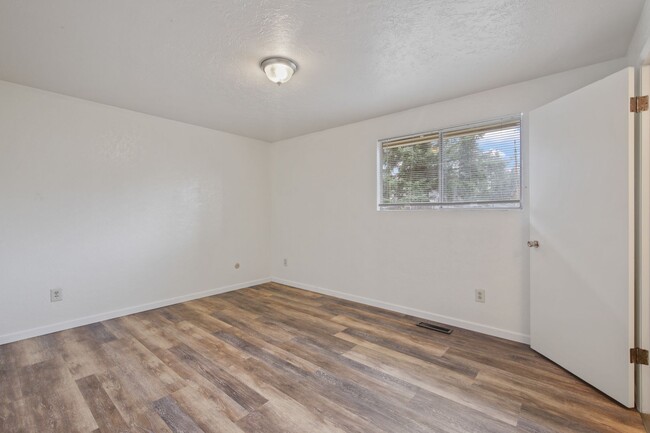 Building Photo - Move in Ready now! Easy JBLM commute, 3 be...