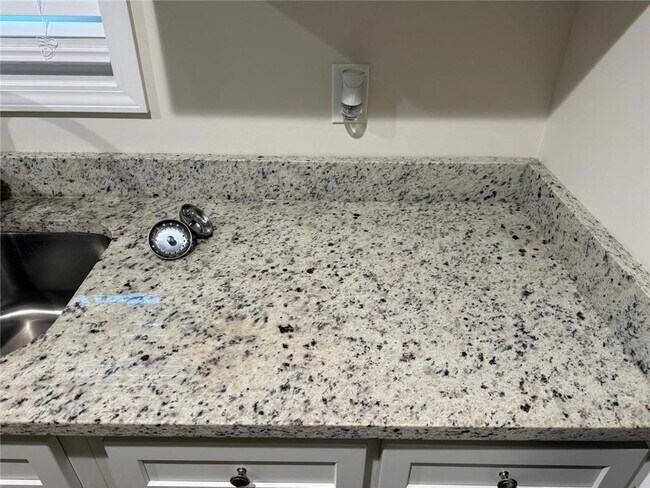 Building Photo - 635 Ben Higgins Rd